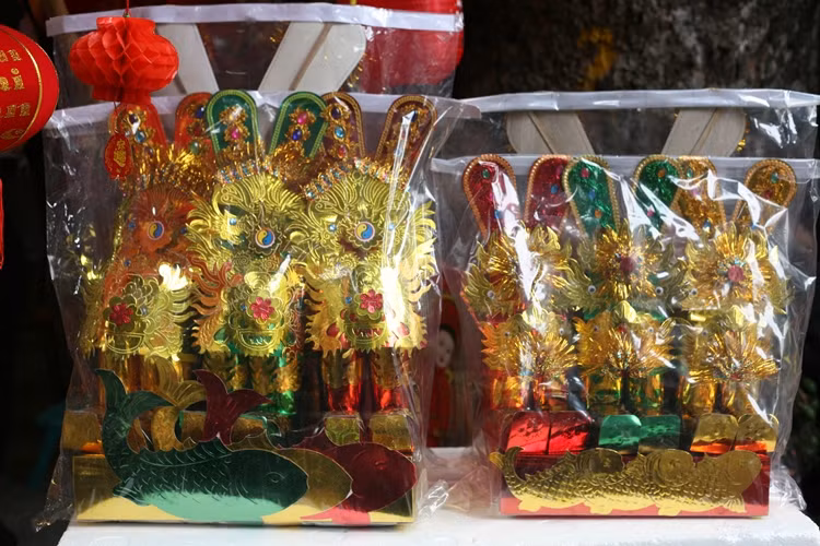 Lễ vật mũ vàng mã ông Công, ông Táo.