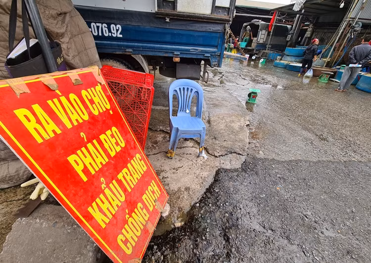Ban quản lý chợ đặt nhiều biển thông báo xung quanh chợ việc việc tuân thủ đeo khẩu trang khi ra vào chợ nhằm phòng, chống dịch COVID-19.