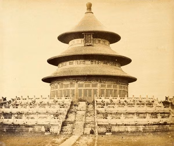 Hình ảnh Thiên Đàn, một trong di sản văn hóa thế giới, nằm ở phía Nam thành Bắc Kinh. Thiên Đàn được khởi công xây dựng từ năm thứ 18 Mĩnh Vĩnh Lạc (tức năm 1420) đến triều Thanh đời vua Càn Long và Quang Tự đã từng trùng tu lại. Đây chính là nơi các đế vương triều Thanh và triều Minh tế lễ hoàng thiên, cầu mùa màng bội thu.