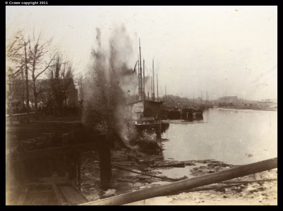 Pháo của liên quân bắn phá Thiên Tân năm 1900.