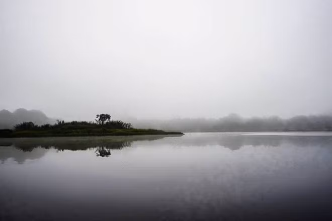 Buổi sáng mờ sương nhìn ra Cồn Dầu (vì có hai cây dầu mọc trội lên trên khỏi hòn đảo nhỏ). Sương mù mờ mịt cho chúng tôi cảm giác như đang ở một chốn bồng lai tĩnh lặng.