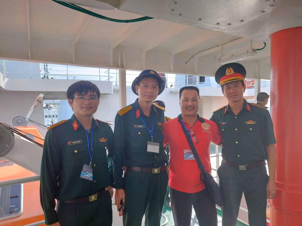 Doan dai bieu TP HCM tham quan dao Truong Sa va nha gian DK1-Hinh-4