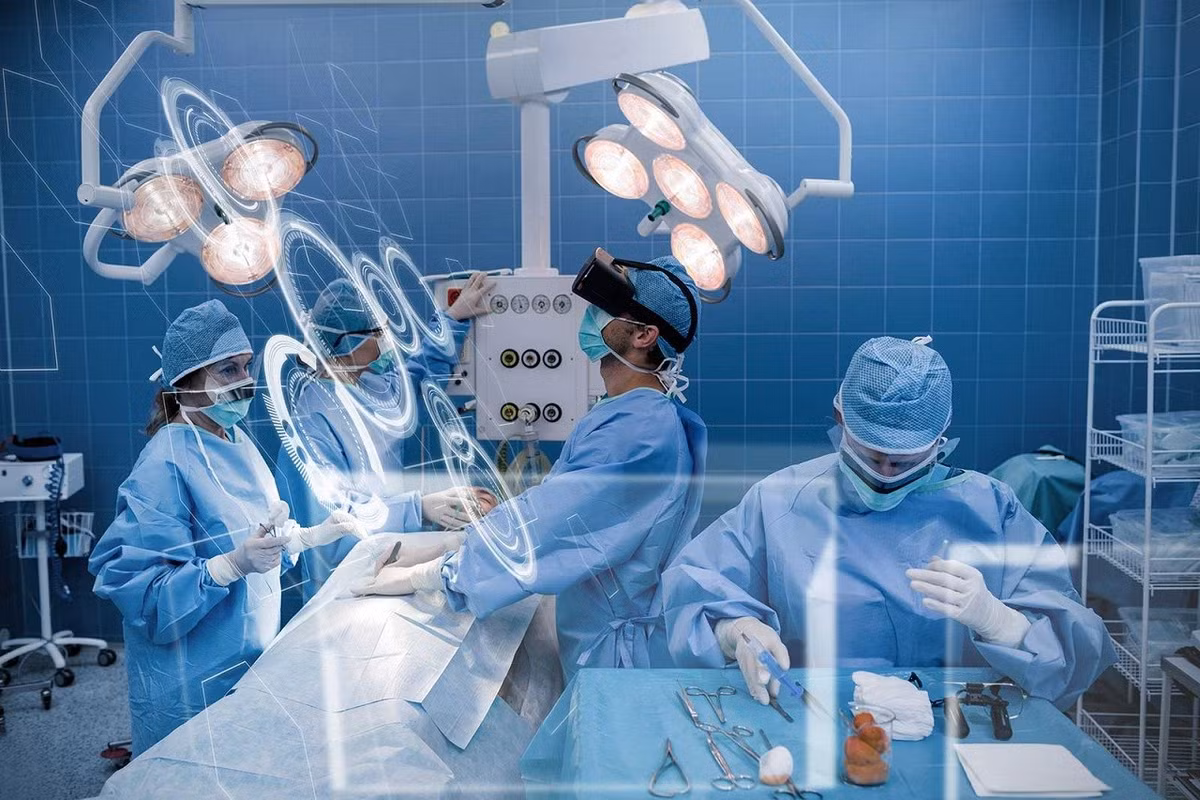 Có 2 điểm tương đồng trong dự đoán của cả 2 nhà tiên tri này. Đầu tiên trong số đó là những tiến bộ vượt bậc trong lĩnh vực y tế của nhân loại. Cả hai đều cho là nhân loại sẽ đạt được những bước tiến đặc biệt trong phòng ngừa và điều trị bệnh tật. Riêng bà Vanga dự đoán việc nuôi cấy nội tạng người trong phòng thí nghiệm sẽ hoàn thiện, giúp việc cấy ghép trở nên dễ dàng hơn và kéo dài sự sống cho nhiều người. Ngoài ra, bà cũng tiên đoán sẽ tìm ra phương pháp chữa trị ung thư trong năm 2025. Ảnh: Future Timelines