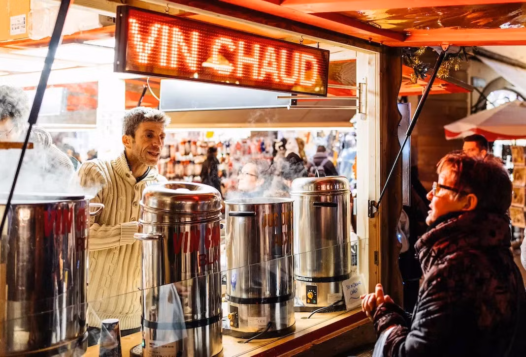 Ở Pháp, nó từng được gọi là "vin à la Française". Thức uống này được phục vụ trong nhiều quán trọ vào thế kỷ 19, thậm chí còn vượt qua dãy Alps, nơi nó lan rộng khắp nước Ý dưới cái tên "vin brûlé" (phát âm là "rượu cháy" trong tiếng Pháp) và cuối cùng được gọi là vind chaud như ngày nay. Ảnh: Le Tour du Bordeaux