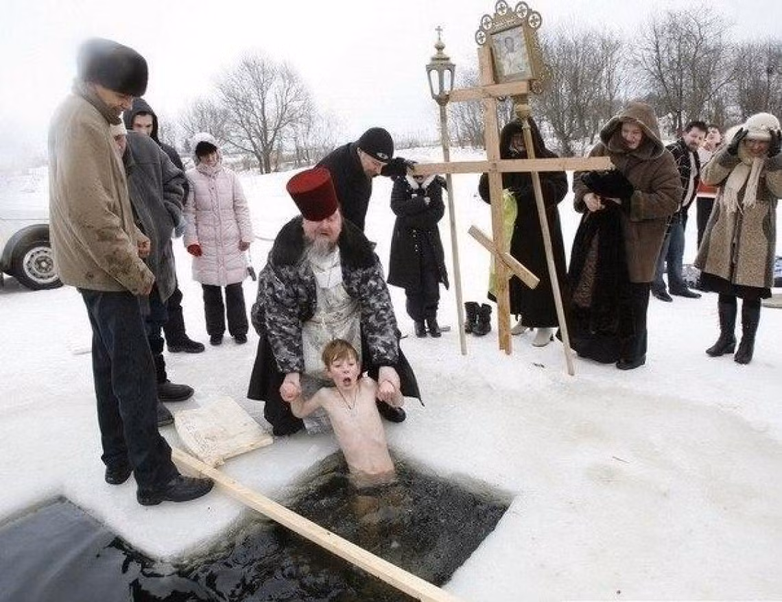Nơi có tục lệ tắm băng lạnh lâu đời nhất trên thế giới chính là vùng Siberia của Nga. Ảnh: Reuter.