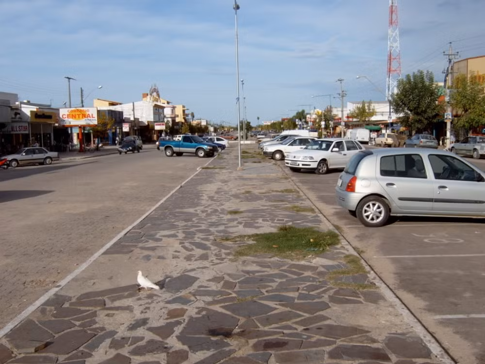 Đường biên giới độc đáo lấy vỉa hè của bãi đỗ xe làm phân cách giữa Brazil (bên trái) và Uruguay (bên phải). 