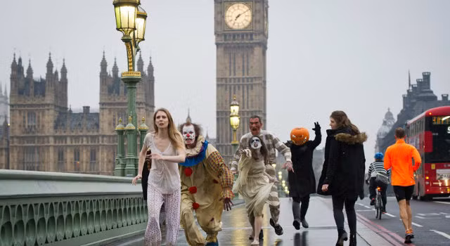 Thủ đô London, Anh không có các lễ hội diễu hành như Ireland nhưng lại luôn có những màn hóa trang trình diễn trên đường phố suốt từ đầu tháng 10 hàng năm. Ảnh: Agenda.