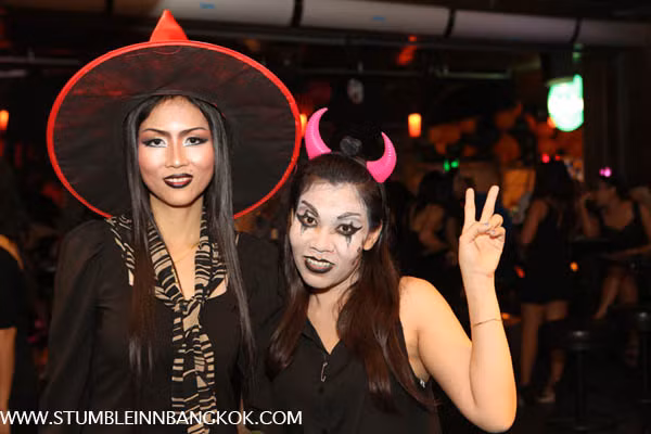Một trong những quốc gia ăn mừng lễ Halloween hoành tráng chính là Thái Lan mà cụ thể hơn là tại thủ đô Bangkok của nước này. Nếu bạn đến Bangkok dịp này đừng bỏ qua con phố Silom Soi 4, đây là tuyến phố giống như phố Hàng Mã của Hà Nội, nơi đây có rất nhiều quán bar và hộp đêm. Ảnh: Stumbleinn.