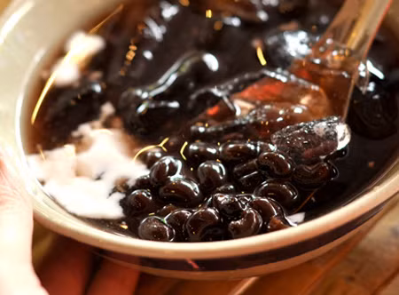 Chè đậu đen kiểu truyền thống. Món chè này đã quá đơn giản và quen thuộc với các mẹ rồi, các mẹ có thể cho thêm một chút nước cốt dừa, dừa khô... để món ăn thêm phần thú vị và lạ miệng cho các bé.