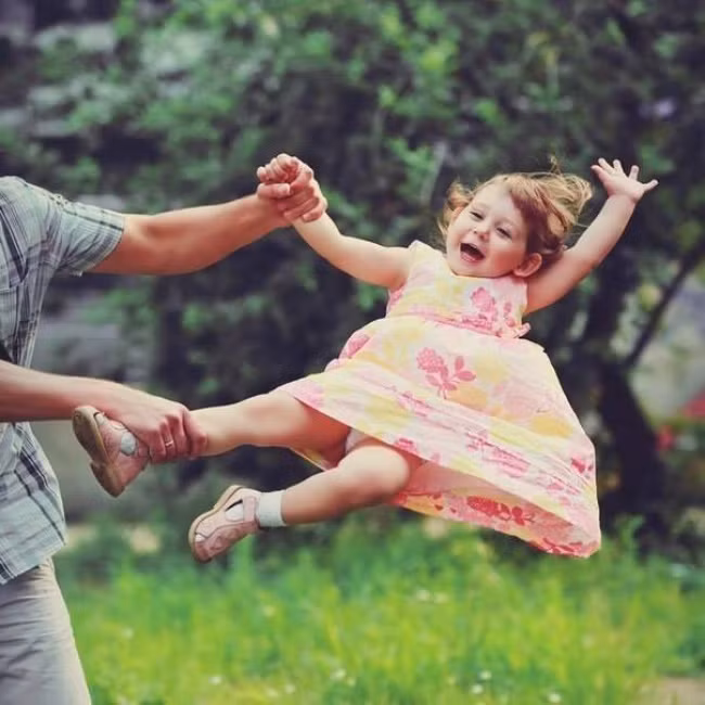 Chơi với bố mẹ đã thú vị rồi.