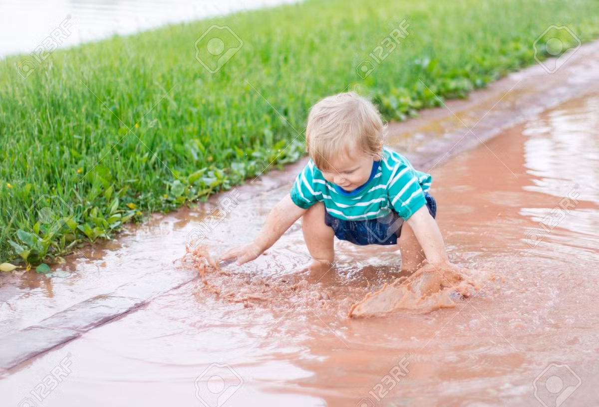 Nhiều bé dành cả giờ đồng hồ chỉ để khua khoắng vào mặt nước và ngắm nhìn mọi thứ tung tóe lên như thế này.