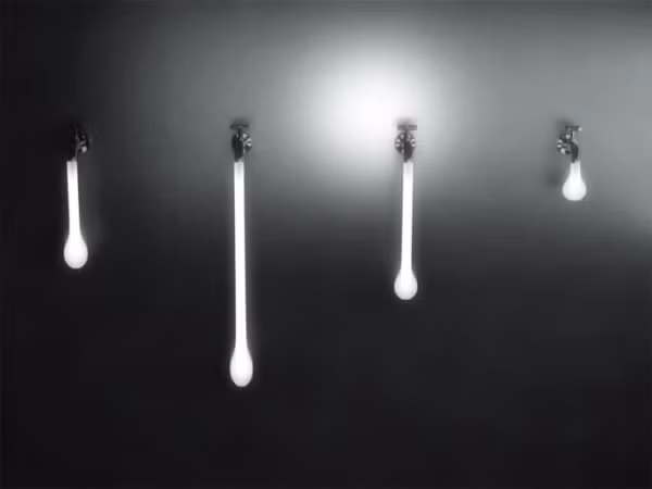 Bóng đèn tuýp được thổi phồng một đầu theo phong cách đèn tròn. Đây sẽ là một lựa chọn đèn trang trí ấn tượng trong phòng khách hoặc phòng bếp nhà bạn.