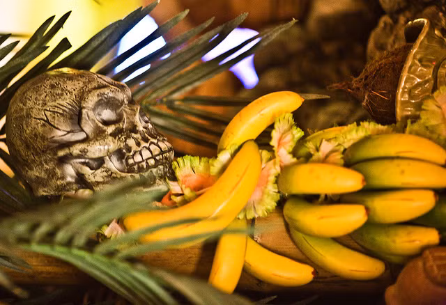 Những người Yanomami còn có một nghi lễ kỳ dị khác đó thờ đầu lâu người đã mất trong nhà, còn phần thân thì họ mang đi đốt hóa tro.