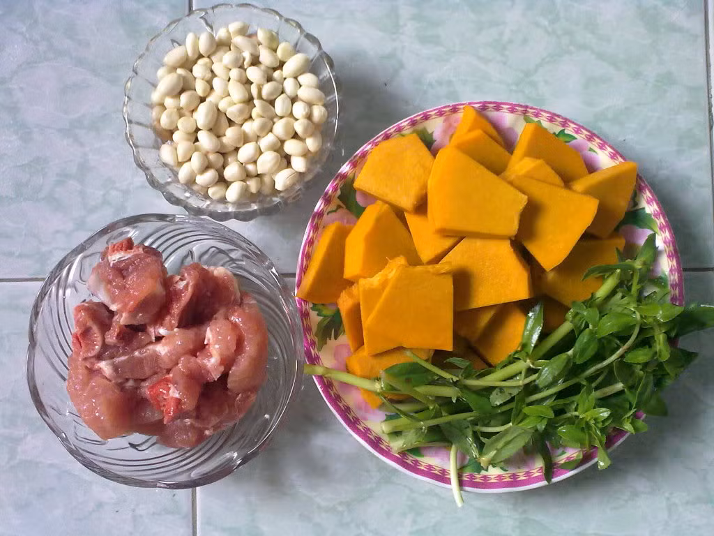 Bí đỏ nấu thịt lợn: Trong bí đỏ có chứa nhiều vitamin A và E giúp tăng cường sức khỏe hệ miễn dịch cho bé đặc biệt là bí đỏ còn có tác dụng cai sữa, rất phù hợp với các bé đang ăn dặm. Bí đỏ có thể nấu cháo cùng thịt lợn hoặc nấu canh.