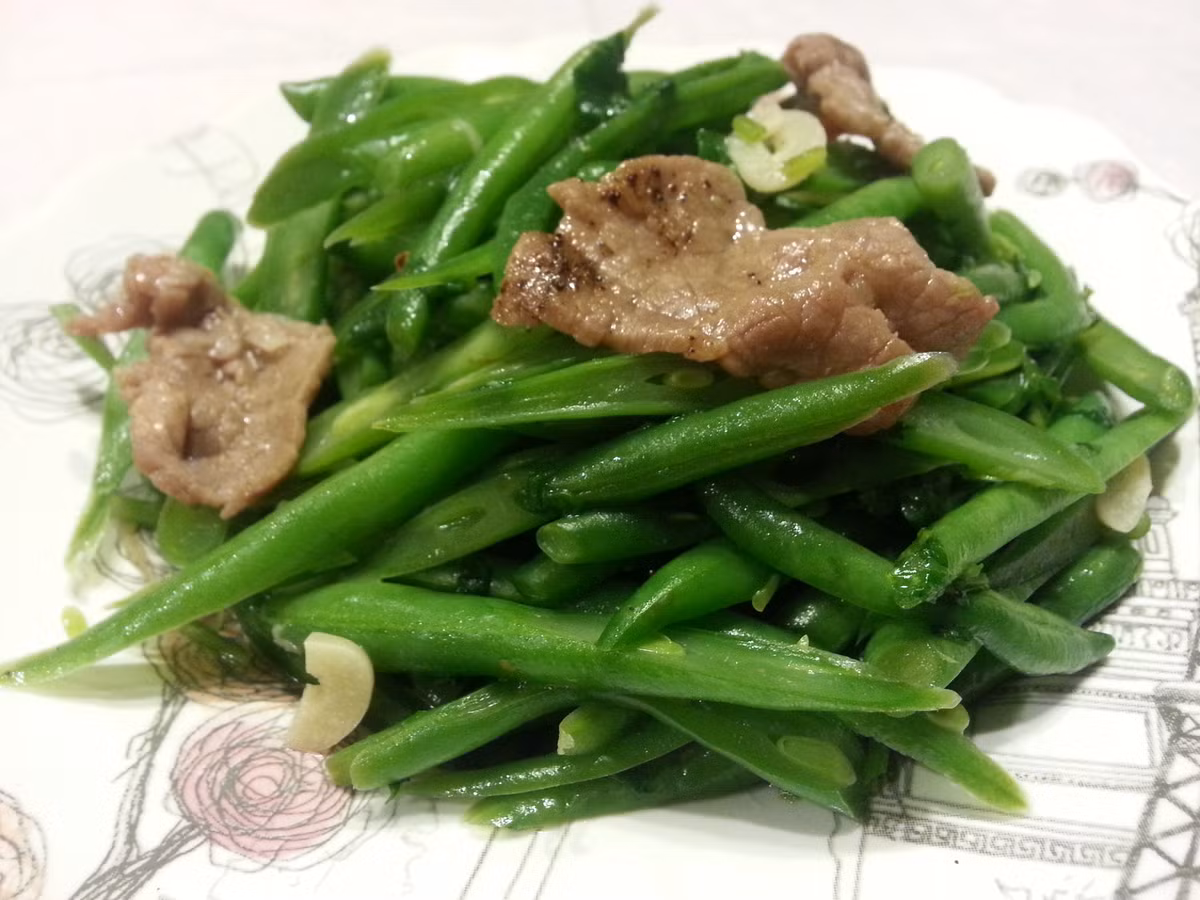 Thịt heo xào đậu que: Trong đậu que có chứa nhiều vitamin A, C, K, chất xơ và hoàn toàn không có chất béo. Xào thịt heo với đậu que nên dùng thêm tỏi để món ăn thêm thơm ngon và đặc biệt là tỏi còn có tác dụng chống các bệnh viêm họng, ho đờm cho bé.