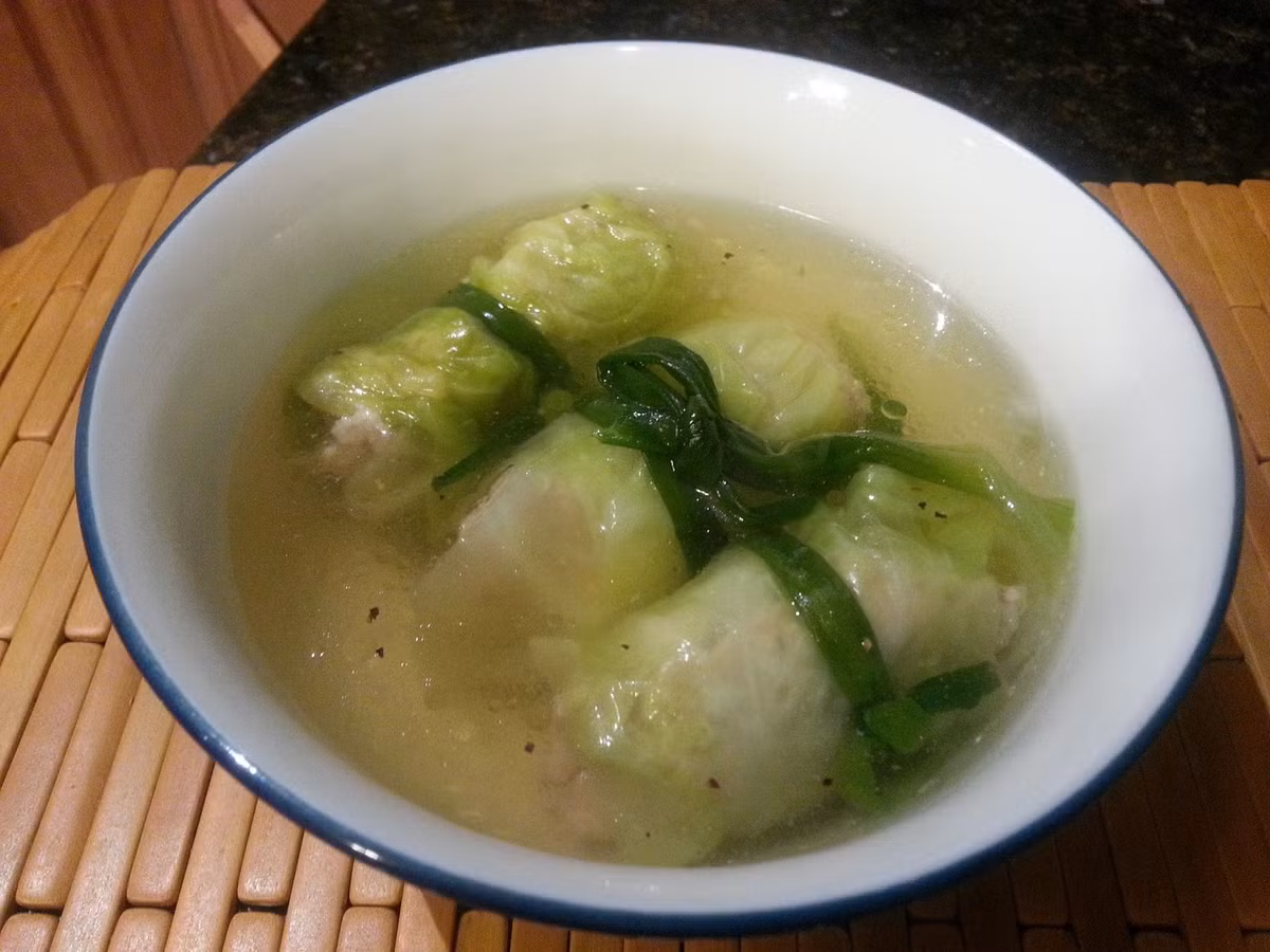 Bắp cải cuốn thịt băm: Rau bắp cải giúp thanh nhiệt, giải độc cơ thể, chứa nhiều chất xơ giúp tăng cường sức khỏe hệ tiêu hóa cho bé. Bắp cải cuốn thịt băm còn là một món ăn thú vị và lạ mắt cho các bé.