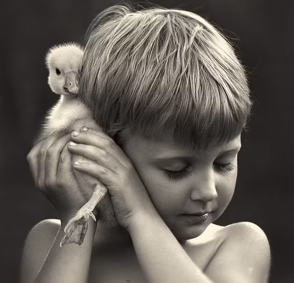 Có vẻ người bạn hai chân này rất có ý nghĩa đối với bé. Ảnh: Elena Shumilova.