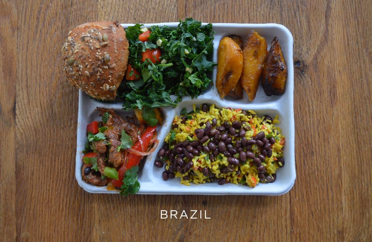 Các trường học tại Brazil lại cung cấp món cơm cho các em nhỏ, kèm theo đó còn có bánh mì, thịt lợn và salad. Ảnh: Huffingtonpost.