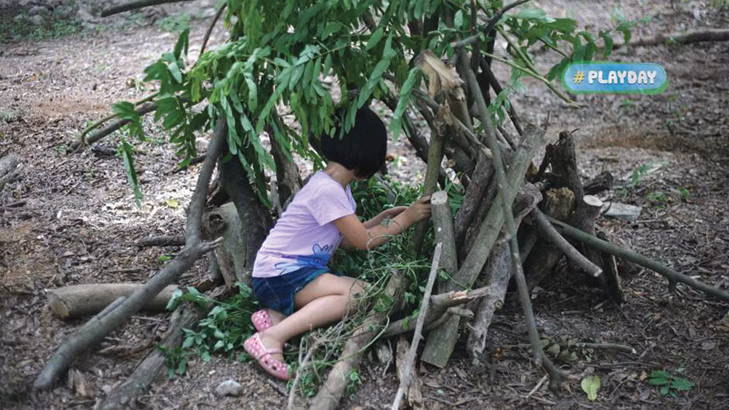 Trẻ em thành phố về quê luôn thích chui rúc, nghịch ngợm những trò mà ở thành phố không bao giờ có được. Ảnh: Playday.