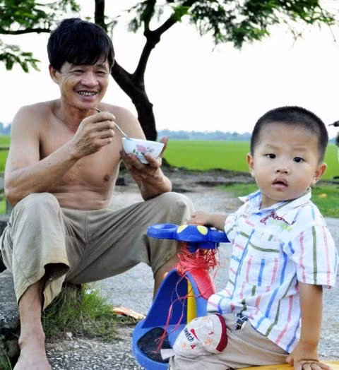  Trẻ em thành phố về quê có thể tha hồ quậy phá mà không sợ bố mẹ mắng vì kiểu gì ông bà cũng bênh bé. Một em bé đang được ông cho ăn. Ảnh: Tienphong.