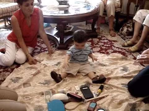 Ngày nay, tục lệ này vẫn còn được gìn giữ và phát huy nhưng tất nhiên nó chỉ còn mang mục đích mua vui là chính. Ảnh: Buzzfeed.