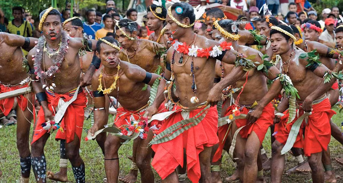  Người Trobriand sống ở một hòn đảo độc lập tách biệt ngoài khơi Papua Guinea. Chính vì sự tách biệt này mà bộ tộc này vẫn bảo tồn được những phong tục kỳ lạ nhất của mình cho tới tận ngày nay.