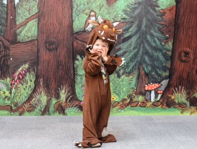 Em bé hóa thân thành nhân vật chính trong bộ phim hoạt hình "The Gruffalo". Nhân vật Gruffalo phiên bản nhí này có phần đáng yêu hơn phiên bản gốc rất nhiều. Ảnh: Brightside.