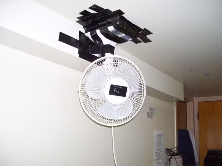 Tận dụng đồ đạc có sẵn trong nhà như quạt và băng dính để chế ra chiếc quạt trần. Ảnh: TheWondrous.