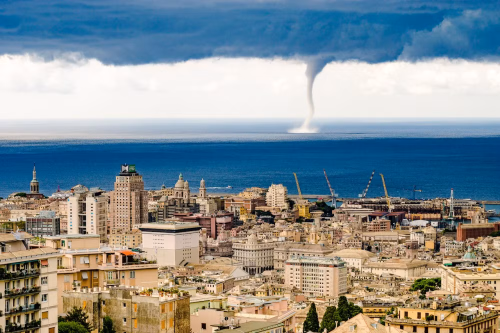 Một vòi rồng nối liền mây và biển ở ngoài khơi Italy. Ảnh: Brightside.