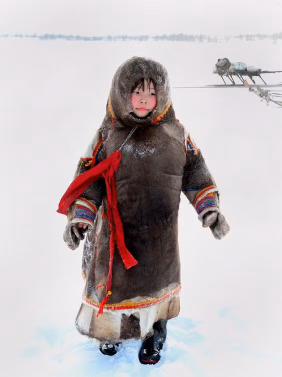 Một em nhỏ với đôi má ửng hồng do quá lạnh. Siberia được coi là nơi khắc nghiệt nhất nước Nga. Nơi đây từng được sử dụng làm nhà tù giam giữ, cải tạo những binh lính Đức vào sau thế chiến thứ 2 với tuyết trắng xóa hoàn toàn không có người ở. Những nhà tù này không cần tường rào vì nếu trốn khỏi trại chắc chắn tù nhân sẽ chết rét. Ảnh: Pinterest.
