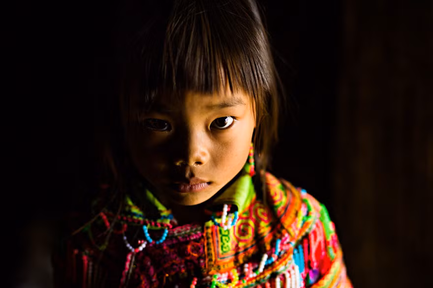 Em bé người Lô Lô trong bộ trang phục truyền thống. Ảnh: Bored.
