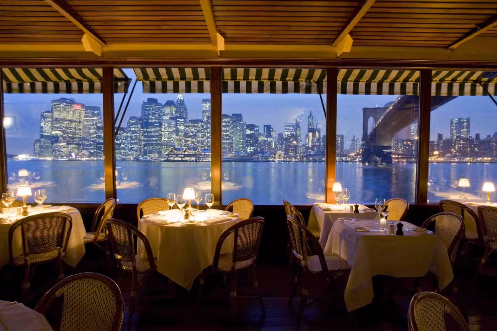 Một nhà hàng khác với khung cảnh bao trọn bờ vịnh New York, Mỹ.