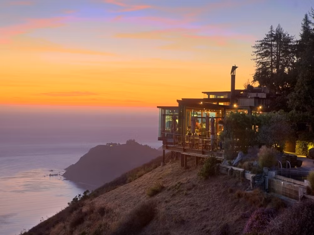 Nhà hàng Sierra Mar nhìn ra vịnh California được coi là một trong những nhà hàng có khung cảnh đẹp nhất nước Mỹ.