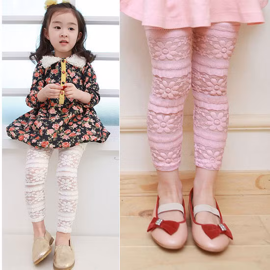Sự kết hợp giữa quần legging với váy liền áo giúp bé vừa ấm áp mà vẫn điệu đà. Trên thị trường hiện có rất nhiều loại quần legging phù hợp với các bé từ 1 đến 5 tuổi cho các mẹ tha hồ lựa chọn.