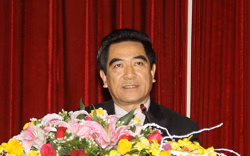 Ngoài ông Nguyễn Văn Vịnh, Thủ tướng cũng thi hành kỷ luật bằng hình thức xóa tư cách chức vụ chủ tịch UBND tỉnh Lào Cai giai đoạn 2014 - 2015, phó chủ tịch UBND tỉnh Lào Cai giai đoạn 2011 - 2013 đối với ông Doãn Văn Hưởng.