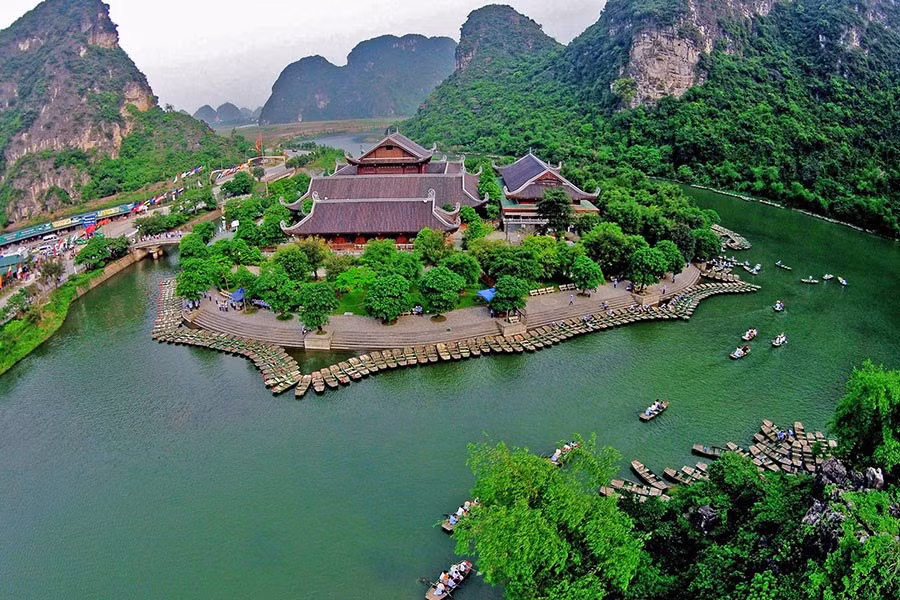 Quần thể Tràng An được UNESCO công nhận là di sản văn hóa và thiên nhiên thế giới, trở thành di sản hỗn hợp đầu tiên ở Việt Nam vào năm 2014. Nằm trên địa bàn tỉnh Ninh Bình, ở phía nam của Đồng bằng sông Hồng, quần thể danh thắng Tràng An gồm 3 khu vực bảo tồn chính là: Di tích Quốc gia đặc biệt Cố đô Hoa Lư; Di tích Quốc gia đặc biệt Danh thắng Tràng An - Tam Cốc - Bích Động và Khu rừng đặc dụng Hoa Lư.