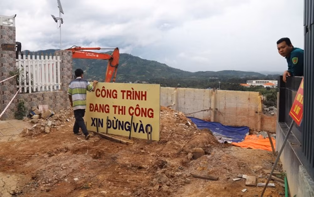 Tại hiện trường, bờ taluy được xây dựng trên độ dốc khá lớn. (Ảnh: Tiền Phong).