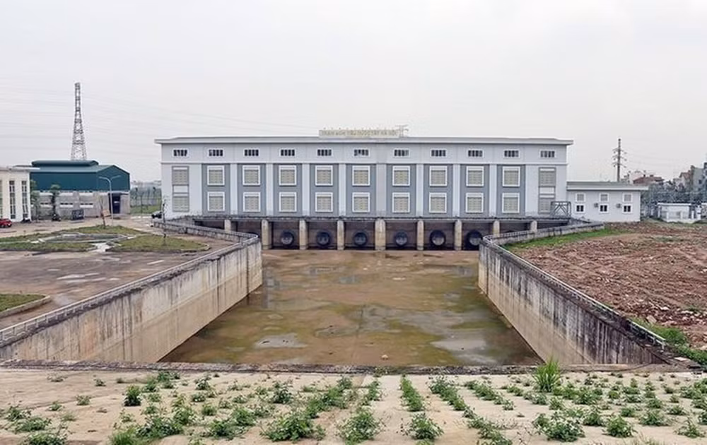 Trạm bơm có 10 tổ máy, công suất 120 m3/s, công suất thoát lũ lớn nhất Hà Nội, có nhiệm vụ tiêu nước cho hơn 6.000 ha nông nghiệp, hỗ trợ thoát nước cho khu vực quận Hà Đông, huyện Hoài Đức, Đan Phượng và một phần của quận Nam Từ Liêm. (Ảnh: Pháp luật TPHCM).