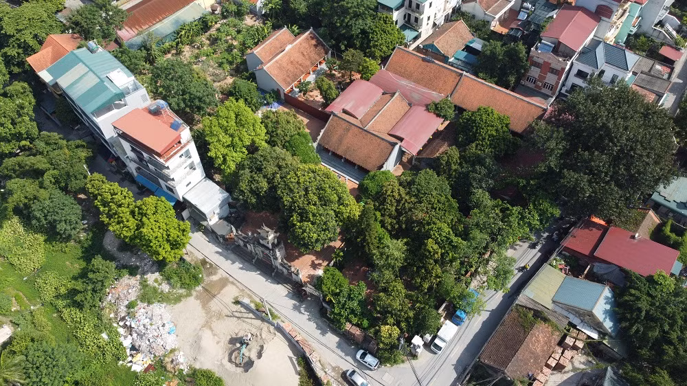 Theo các phật tử, nhiều năm qua, chùa Linh Thông được đầu tư hàng chục tỷ đồng, nhưng do không thể khép kín tường bao, Tam quan bao quanh đã buộc nhà chùa cùng nhân dân phải quây tạm tôn cổng phụ, dựng hàng rào ngăn cách như một "lô cốt".
