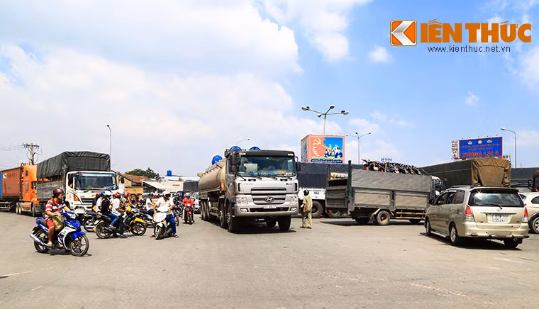 Được biết, tình trạng kẹt xe tại khu vực này xảy ra từ khoảng 10h trưa, lúc này có hàng ngàn phương tiện lưu thông qua đây. Nhất là các phương tiện hạng nặng như xe tải, xe container từ các công ty ở KCN trên địa bàn đổ ra đường.