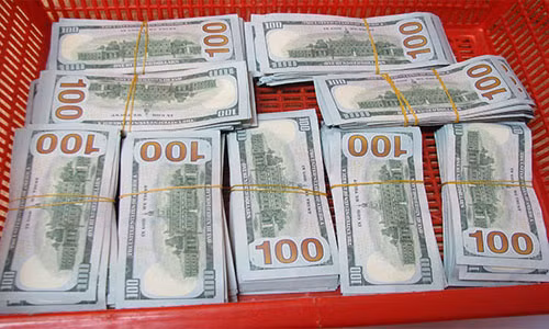 Số ngoại tệ trị giá 90.000 USD bị bắt giữ tại sân bay Tân Sơn Nhất.
