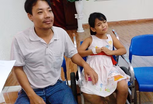 Bé gái bị chảy máu vào bàng quang hiếm gặp đã được phẫu thuật thành công. Bé gái bị chảy máu vào bàng quang hiếm gặp đã được phẫu thuật thành công.