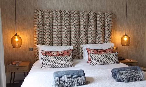 Quá nhiều gối: Trên giường khách sạn thường có ít nhất 4 chiếc gối. Nhiều du khách cảm thấy điều này là vô nghĩa vì họ sẽ phải mất công thu dọn bớt và chỉ để lại 1 chiếc khi ngủ. Việc quá nhiều loại gối có chất liệu khác nhau trên giường cũng khiến khách bối rối vì không biết chọn dùng loại nào. Nhiều nơi còn cung cấp hẳn menu các loại gối họ để trên giường. Ảnh: Christy Archer. 