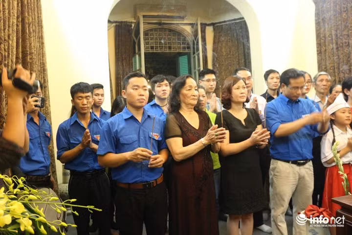 Đông đảo người dân Thủ đô trong đó đa phần là những đoàn viên thanh niên đang cùng nhau dâng hương tưởng niệm Đại tướng Võ Nguyên Giáp. Được biết, trong buổi tối ngày 27/7, gia đình Đại tướng mở cửa khoảng 30 phút để cho người dân vào dâng hương.