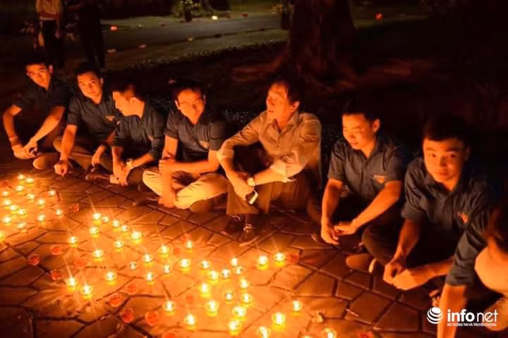 Các đoàn viên thanh niên ngồi quây quần để cùng nghe những câu chuyện, những trang sử vàng trong lịch sử dựng nước, giữ nước của dân tộc. 