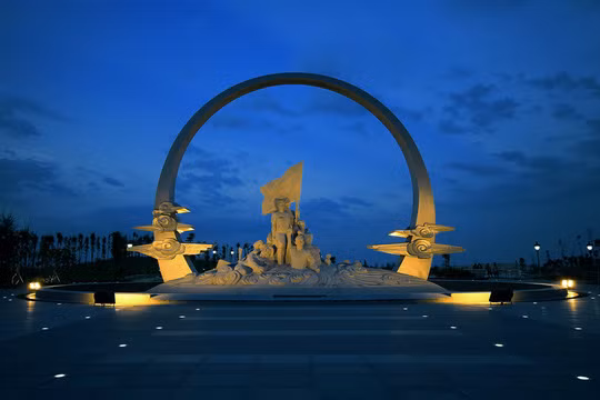 Tượng đài vào ban đêm 