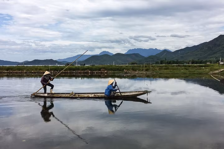 Làng chài ở Huế: Nếu như có cơ hội tới thăm Huế trong chuyến hành trình của mình đừng quên tới thăm một làng chài ven biển và quan sát hoạt động đánh bắt cá của những ngư dân ở đây.