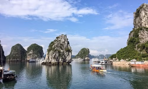 Vịnh Hạ Long: Không một từ ngữ nào có thể diễn tả được vẻ đẹp đáng kinh ngạc của địa danh này. Hãy nhìn vào bức ảnh trên và bạn sẽ hiểu điều tôi đang nói.