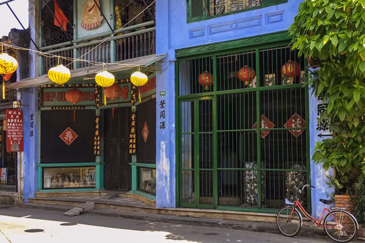 Phố cổ Hội An: Là một trong những điểm đến nổi tiếng nhất Việt Nam. Nơi đây còn lưu giữ nguyên nét đẹp cổ kính khiến bạn như bước chân về miền quá khứ. Những chiếc đèn lồng sặc sỡ được thắp sáng vào ban đêm là một điểm nhấn rất thú vị.