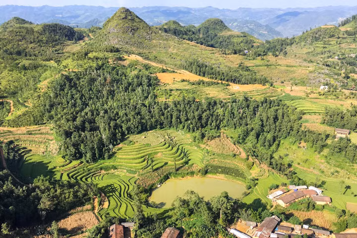 Hà Giang: Nằm ở cực Bắc của Việt Nam, nơi có những cảnh quan ngoạn mục. Từ những dãy ruộng bậc thang lên tới cao nguyên đá vôi. Nơi đây ẩn chứa vẻ kì vĩ và hoang sơ như chưa từng có dấu chân người.